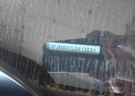 2020 Jeep Cherokee Trailhawk 4X4 from USA, damaged, VIN 1C4PJMBX2LD613831